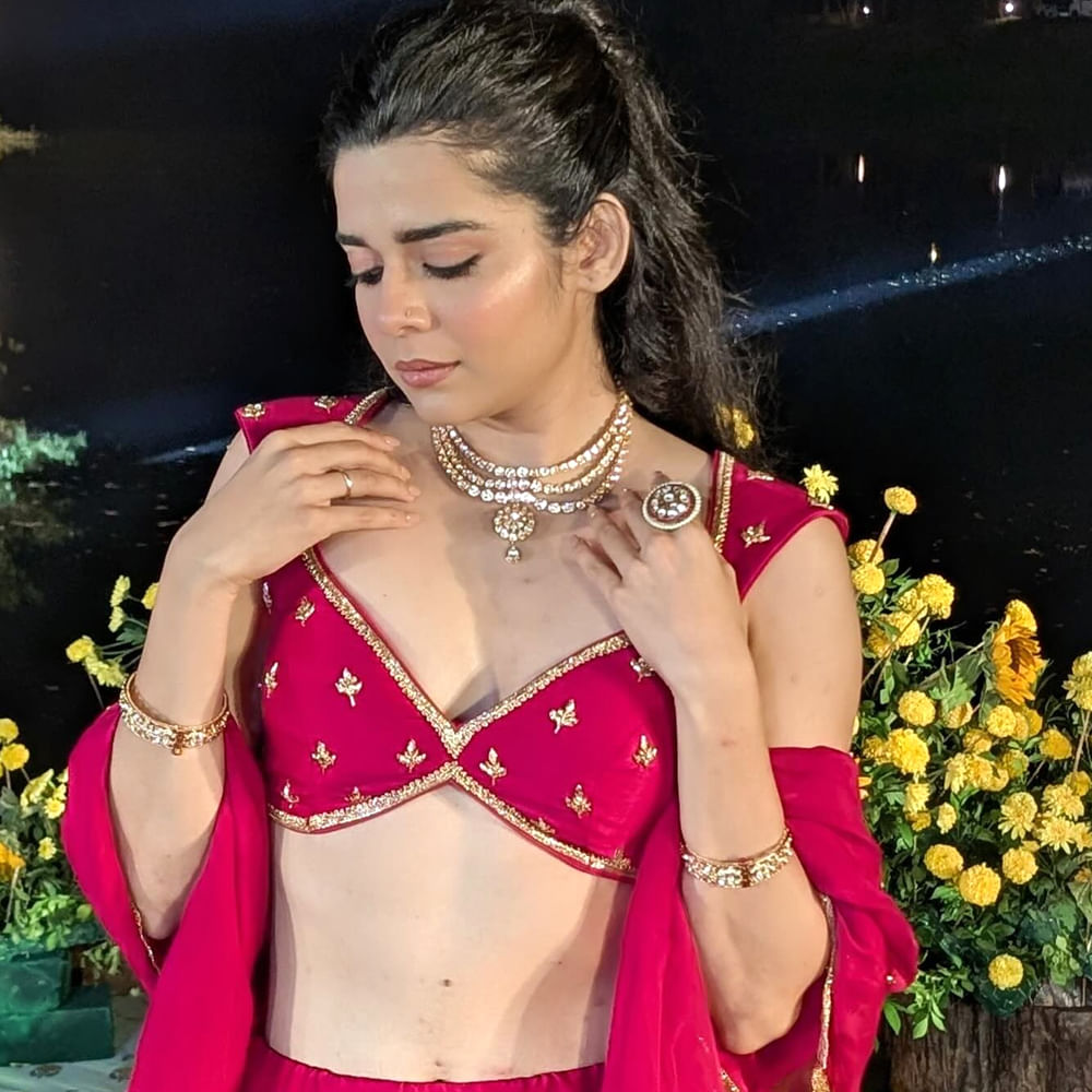 ఇక నెట్ ఫిక్స్ వెబ్ సిరీస్ 'లిటిల్ థింగ్స్' తో ఫేమస్ అయింది. ప్రస్తుతం ఆమె ఫ్యాషన్ బిజినెస్ లో బిజీగా ఉంది. అలాగే సోషల్ మీడియాలో యాక్టివ్ గా ఉండే మిథిలా ఎప్పటికప్పుడూ తన ఫోటోలను అప్ లోడ్ చేస్తూ నెట్టింట హీట్ పుట్టిస్తుంది.