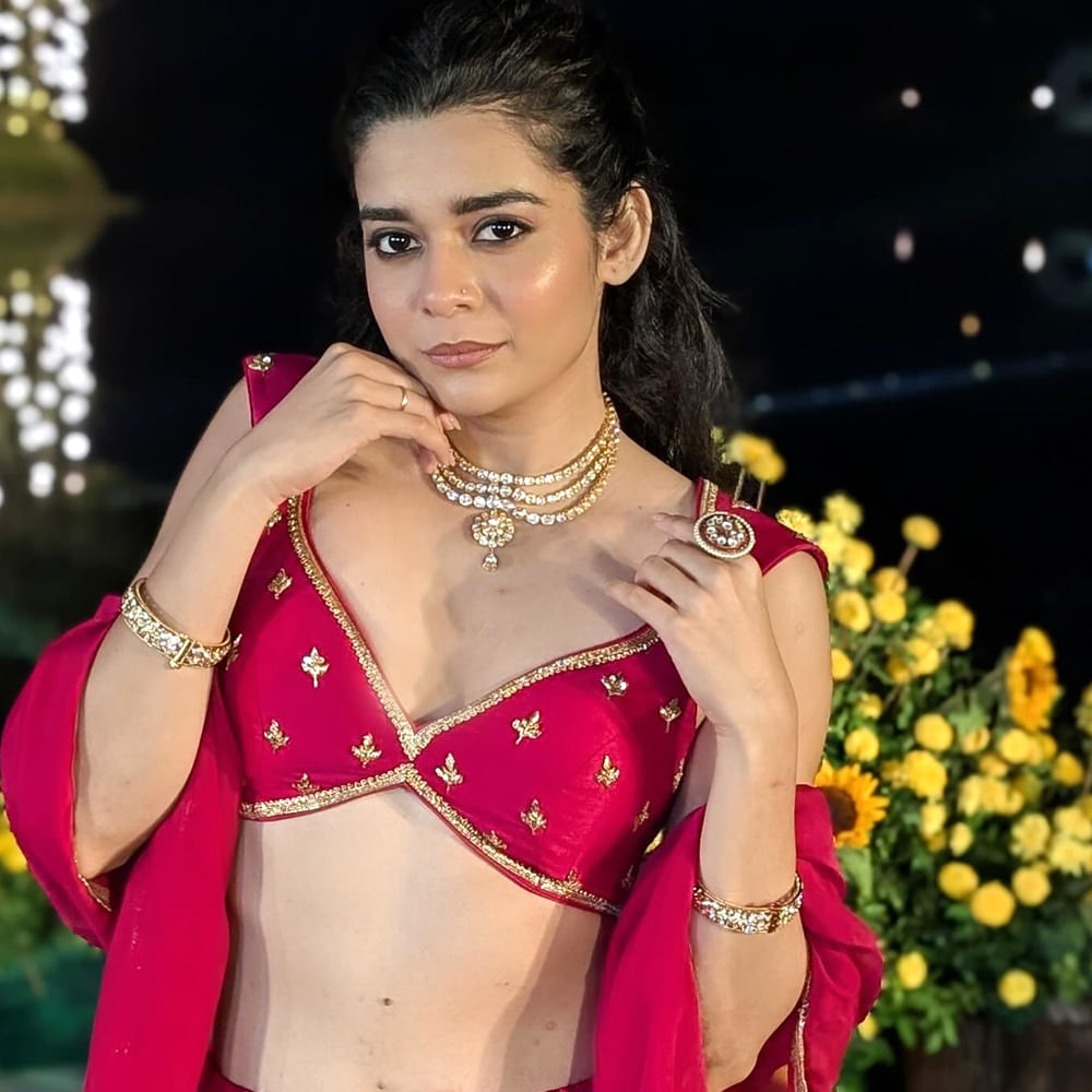 ఇక తెలుగులో చేసింది ఒకే ఒక్క సినిమా అయినా కూడా ఈ బ్యూటీ మంచి క్రేజ్ తెచ్చుకుంది.  అంతకు ముందు 'కట్టి బట్టి' మూవీ ద్వారా హిందీ చిత్రసీమలోకి అడుగుపెట్టింది. ఆ సినిమాలోనూ తన నటనతో ప్రేక్షకులను మెప్పించింది ఏ ముద్దుగుమ్మ. 