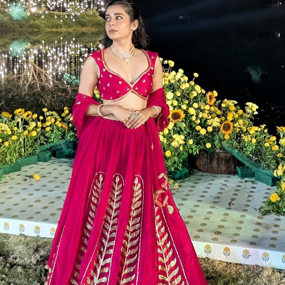 ఓరి దేవుడా సినిమాతో తెలుగుతెరకు పరిచయమైంది మిథిలా పాల్కర్.. ఈ సినిమాలో మిథిలా అందంతో , క్యూట్ స్మైల్ తో స్పెషల్ ఎట్రాక్షన్ గా నిలిచింది.ఈమె స్మైల్ తో అభిమానులను మాత్రం గట్టిగానే సంపాందించి ఈ ముంబై ముద్దుగుమ్మ.