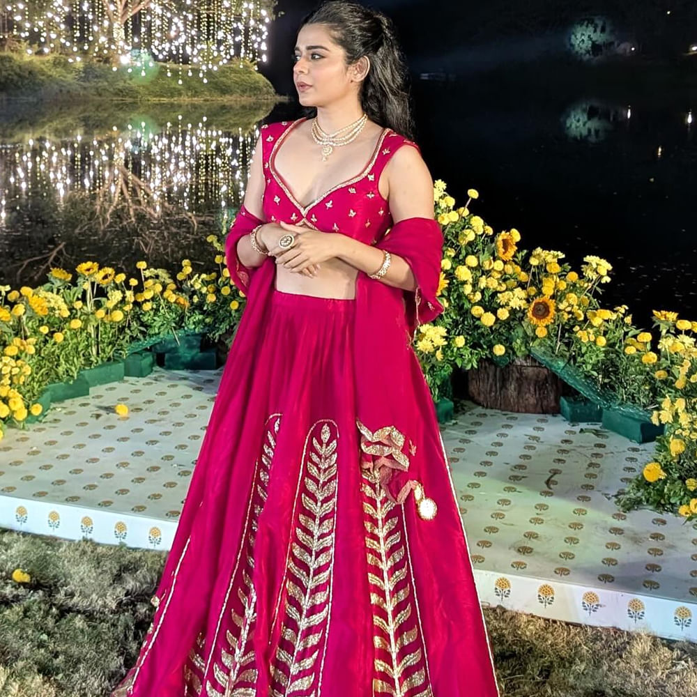 తాజాగా ఈ బ్యూటీ పింక్ కలర్ డ్రస్ లో కొన్ని ఫోటోలను సోషల్ మీడియాలో షేర్ చేసింది. లేటెస్ట్ ఫొటోస్ తో మరోసారి కురాళ్లను ఉక్కిరిబిక్కిరి చేస్తుంది. ఈ ఫోటోలు ఇప్పుడు నెట్టింట తెగ వైరల్ అవుతున్నాయి. ఈ ఫొటోల్లో తన అందాలతో కుర్రాళ్లకు కరెంట్ షాక్ ఇస్తుంది మిథిలా పాల్కర్.