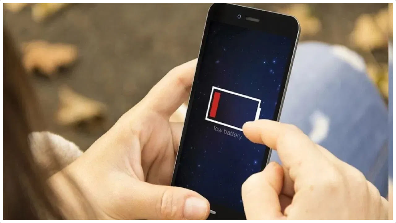Smartphone Battery Life:  సెల్ ఫోన్ ఒక నిత్యావసర వస్తువుగా మారిపోయింది. మన సెల్ ఫోన్ చెడిపోయినా లేదా స్విచ్ ఆఫ్ చేసినా మనం చేసే చాలా పనులు ఆగిపోతాయి. స్మార్ట్‌ఫోన్ దాని బ్యాటరీ నుండి పూర్తి శక్తిని పొందుతుంది. అప్పుడే అది పనిచేస్తుంది. మొబైల్ ఫోన్ సరిగ్గా పనిచేయాలంటే దాని బ్యాటరీ మంచి స్థితిలో ఉండటం ముఖ్యం. పాత ఫోన్‌లలో బ్యాటరీ పవర్ తక్కువగా ఉండటం సర్వసాధారణం. కానీ కొన్నిసార్లు కొత్త ఫోన్‌లలో కూడా బ్యాటరీ డ్రెయిన్ సమస్యలు మొదలవుతాయి. మన తప్పుల వల్ల బ్యాటరీ త్వరగా అయిపోతే, స్మార్ట్‌ఫోన్ బ్యాటరీ త్వరగా అయిపోతుంది లేదా పాడైపోతుంది. మీ బ్యాటరీని త్వరగా అయిపోయే చేసే తప్పుల గురించి తెలుసుకోండి. వీటిని నివారించడం ద్వారా మీరు మీ ఫోన్ బ్యాటరీ జీవితాన్ని పెంచుకోవచ్చు.