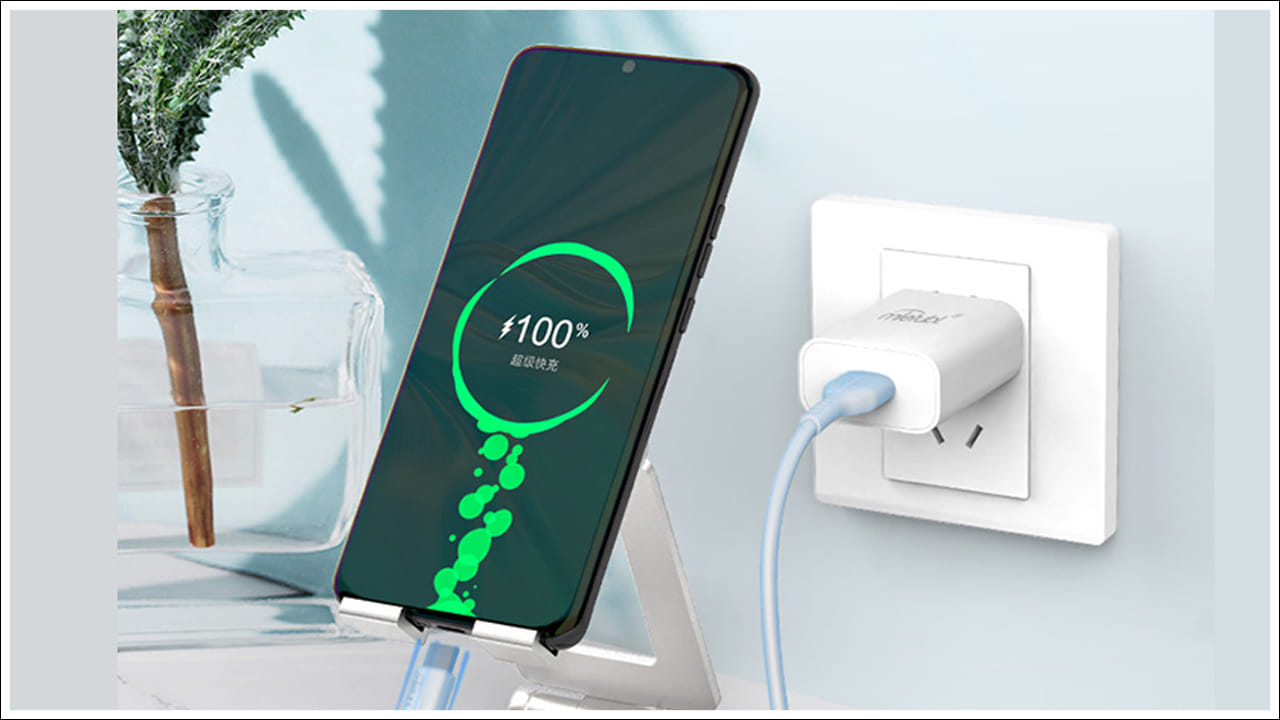 ఛార్జింగ్‌లో ఉన్నప్పుడు ఫోన్‌ను ఉపయోగించవద్దు: చాలా సార్లు ప్రజలు గేమింగ్, వీడియో స్ట్రీమింగ్, చాటింగ్, వీడియో కాలింగ్ చేస్తున్నప్పుడు తమ ఫోన్‌లను ఛార్జ్‌లో ఉంచుతారు. ఛార్జింగ్‌లో ఉన్నప్పుడు ఫోన్‌ను ఉపయోగించడం వల్ల బ్యాటరీపై ఎక్కువ ఒత్తిడి పడుతుంది. ఛార్జ్ కావడానికి ఎక్కువ సమయం పడుతుంది. మీకు మంచి బ్యాటరీ బ్యాకప్ కావాలంటే మీ ఫోన్ ఛార్జింగ్‌లో ఉన్నప్పుడు ఎప్పుడూ ఉపయోగించకండి. 