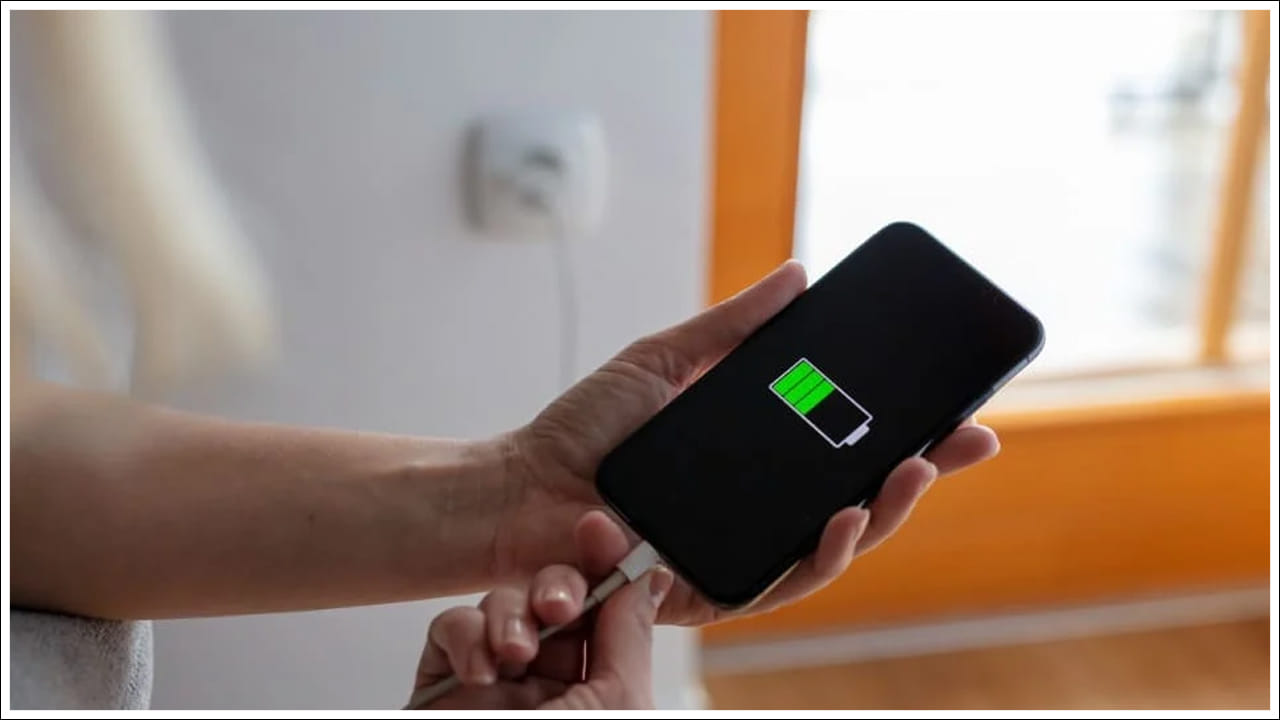 బ్యాటరీ పూర్తిగా అయిపోనివ్వకండి: బ్యాటరీ 1-2 శాతం మిగిలి ఉన్నప్పుడు లేదా పూర్తిగా ఖాళీ అయినప్పుడు ప్రజలు తమ స్మార్ట్‌ఫోన్‌లను ఛార్జ్ చేయడం మనం చాలాసార్లు చూశాము. ఈ అలవాటు కొత్త స్మార్ట్‌ఫోన్‌ను కూడా నాశనం చేస్తుంది. మీ ఫోన్ బ్యాటరీని ఎల్లప్పుడూ 25 శాతం వద్ద ఉంచడానికి ప్రయత్నించండి. దీనివల్ల బ్యాటరీ బాగా పనిచేస్తుంది.