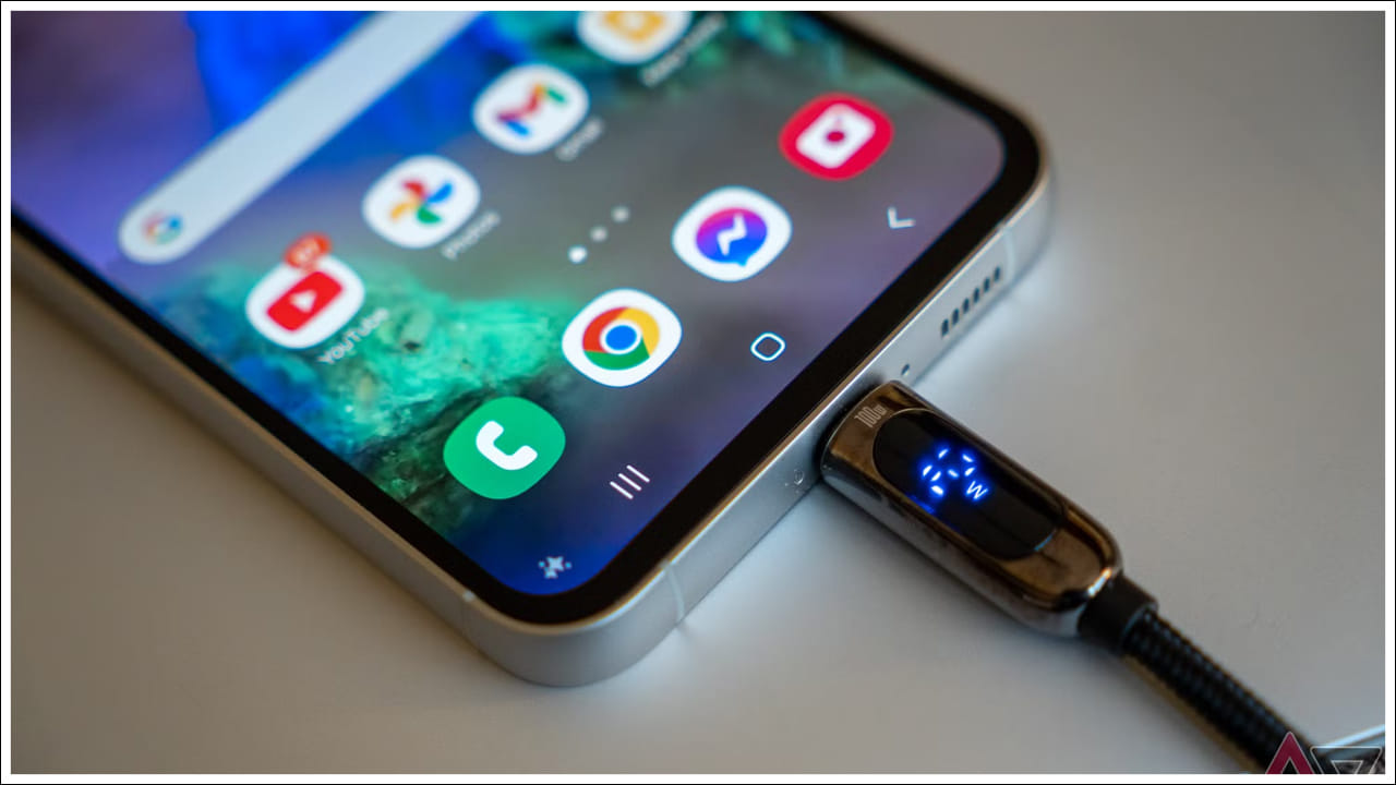 స్మార్ట్ బ్యాటరీ ఎంపిక: మీ ఫోన్ బ్యాటరీ తక్కువగా ఉంటే ఈ పరిస్థితిలో బ్యాటరీ సేవింగ్స్ మోడ్ లేదా స్మార్ట్ బ్యాటరీ ఆప్షన్ మోడ్‌ని ఉపయోగించండి. ఈ ఫీచర్ బ్యాటరీ ఆరోగ్యాన్ని కాపాడుకోవడంలో బాగా సహాయపడుతుంది. మీరు బ్యాటరీ సేవింగ్ మోడ్‌ని ఉపయోగించినప్పుడు ముఖ్యమైన స్మార్ట్‌ఫోన్ యాప్‌లు మాత్రమే నడుస్తాయి. ఇది బ్యాటరీ వినియోగాన్ని తగ్గిస్తుంది. బ్యాటరీపై అదనపు ఒత్తిడిని కలిగించదు.