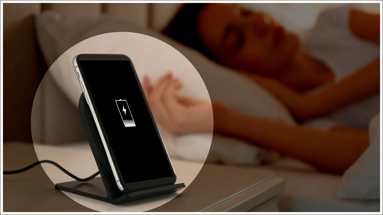 పదే పదే 100% ఛార్జ్ చేయవద్దు: తమ ఫోన్‌ను ఛార్జ్‌లో ఉంచినప్పుడు అది 100 శాతం పూర్తిగా ఛార్జ్ అయిన తర్వాత మాత్రమే దాన్ని తీసివేస్తారు. మీ ఫోన్ 85 నుండి 90 శాతం ఛార్జ్ అయి ఉంటే దానిని ఛార్జింగ్ నుండి తీసివేయండి. స్మార్ట్‌ఫోన్ బ్యాటరీలు 30 నుండి 80 శాతం మధ్య బాగా పనిచేస్తాయని టెక్‌ నిపుణులు చెబుతున్నారు. అలాగే రాత్రుల్లో కూడా ఫోన్‌ ఛార్జింగ్‌ అలాగే పెట్టి వదిలేయవద్దు. దీని వల్ల కూడా బ్యాటరీ దెబ్బతింటుంది.