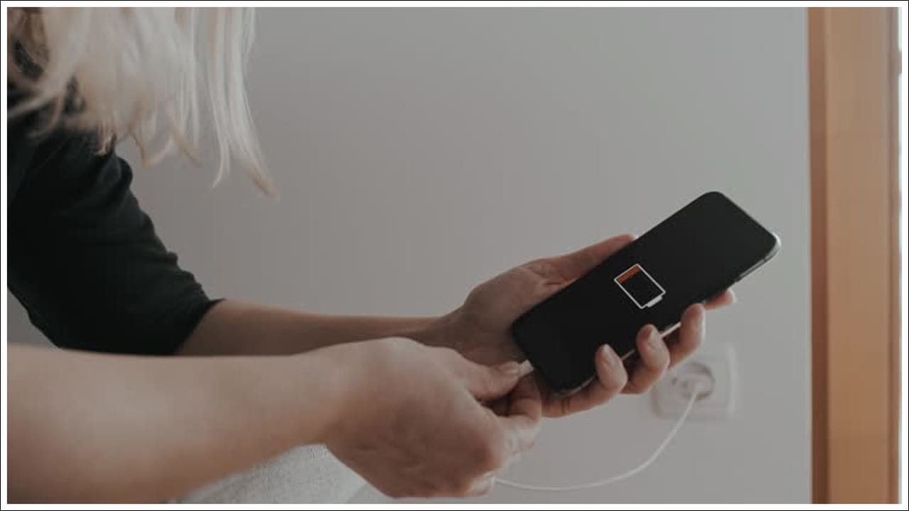 అప్‌డేట్‌: చాలా మంది వినియోగదారులు నెలల తరబడి తమ సెల్ ఫోన్‌లను అప్‌డేట్ చేయరు. దీని వల్ల సెల్ ఫోన్ బ్యాటరీ త్వరగా పాడైపోతుంది. అందువల్ల కొత్త అప్‌డేట్ అందుబాటులోకి వచ్చినప్పుడు మీ సెల్ ఫోన్‌ను అప్‌డేట్ చేయడం ముఖ్యం. ప్రతి స్మార్ట్‌ఫోన్ కంపెనీ దాని అప్‌డేట్‌లకు బ్యాటరీ సంబంధిత ఫీచర్స్‌ను జోడిస్తుందని గుర్తుంచుకోండి.