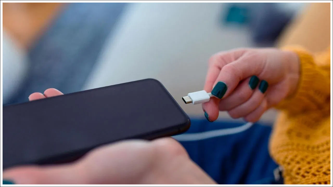 ఇప్పుడు మీరు మీ ఫోన్ను ఛార్జ్లో ఉంచిన వెంటనే మీ ఫోన్ ఛార్జ్ అవుతోందని మీకు తెలియజేయడానికి మీ ఫోన్ నుండి బిగ్గరగా నోటిఫికేషన్ వస్తుంది. మీ ఫోన్ ఛార్జ్ అవుతున్నప్పుడు కూడా ఆ శబ్దం ఫోన్ నుండి వస్తుంది. అందుకే మీరు ఛార్జింగ్ స్విచ్ను ఆఫ్ చేయవచ్చు. మీరు ప్రత్యేకంగా ఏదైనా చేయవలసి వస్తే ఈ నోటిఫికేషన్ను సెట్ చేసుకోవచ్చు.