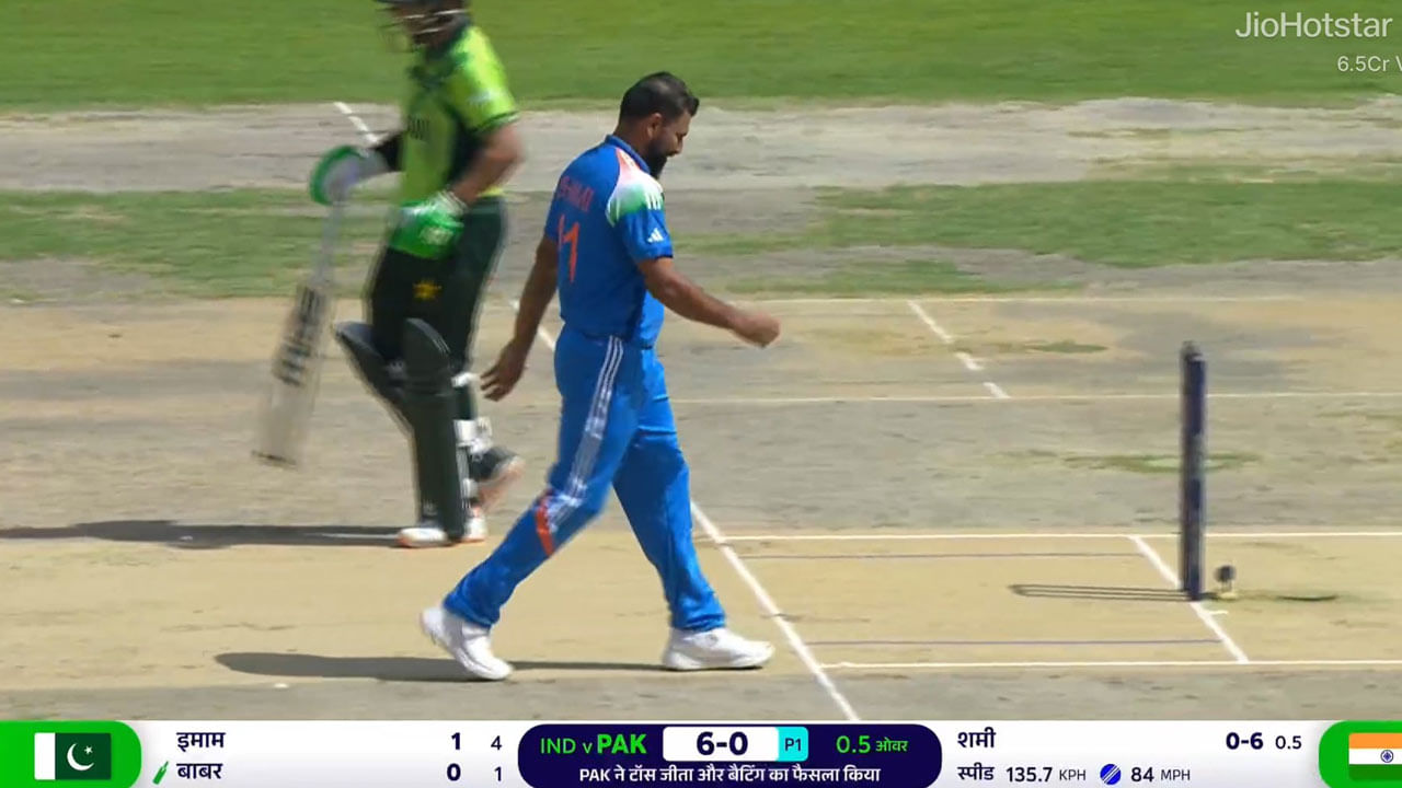 ప్రస్తుతం వార్త రాసే వరకు పాకిస్తాన్ జట్టు 10 ఓవర్లలో 2 వికెట్లు కోల్పోయి 52 పరుగులు చేసింది. బాబర్ ఆజం 23, ఇమామ్ 10 పరుగులు చేసి పెవిలియన్ చేరారు. అయితే, షమీ బౌలింగ్ చేసుకుందు ఇబ్బంది పడడంతో తన మూడో ఓవర్ ముగిశాక, పెవలియన్ చేరాడు.