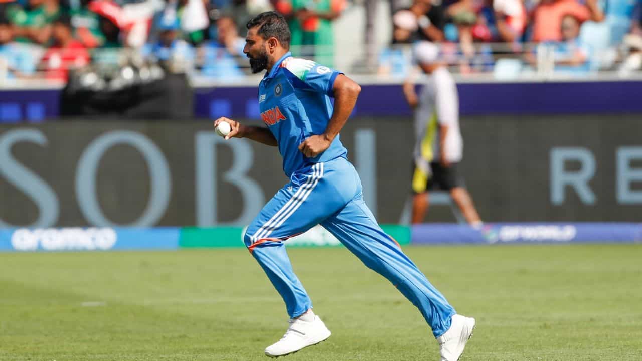 బంగ్లాదేశ్‌పై షమీ ఐదు వికెట్లు పడగొట్టి తన వికెట్ల సంఖ్యను 60కి చేర్చుకున్నాడు. ఈక్రమంలో జహీర్ ఖాన్‌ను అధిగమించాడు. ఎడమచేతి వాటం బౌలర్ జహీర్ ఖాన్ 32 ఇన్నింగ్స్‌లలో 59 వికెట్లు పడగొట్టగా, షమీ కేవలం 19వ ఇన్నింగ్స్‌లోనే ఈ మార్కును దాటాడు.