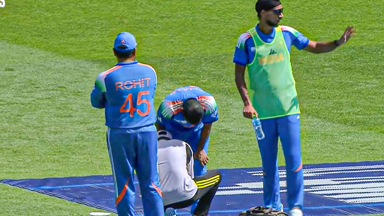 ఆదివారం దుబాయ్లో జరుగుతోన్న ఛాంపియన్స్ ట్రోఫీ మ్యాచ్లో పాకిస్థాన్ టాస్ గెలిచి బ్యాటింగ్ ఎంచుకున్న సంగతి తెలిసిందే. అయితే, తొలి ఓవర్లోనే టీమిండియా స్టార పేసర్ విసుగెత్తించాడు. దీంతో ఓ చెత్త రికార్డును తన పేరుతో లిఖించుకున్నాడు. వన్డే ఇంటర్నేషనల్స్లో భారత బౌలర్ మహమ్మద్ షమీ అత్యధిక ఓవర్ వేసిన అవాంఛిత రికార్డును నమోదు చేశాడు.