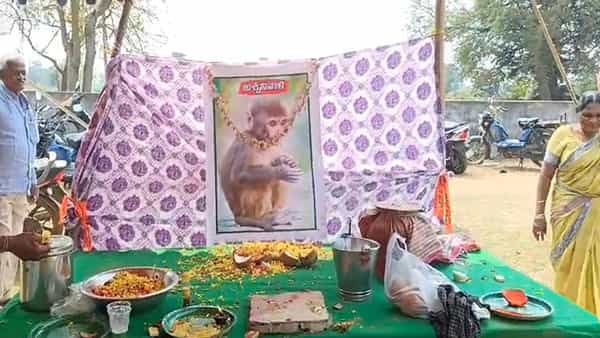Telangana: చనిపోయిన వానరానికి అంతిమ సంస్కారాలు..గొప్ప మనసు చాటుకున్న గ్రామస్తులు..!