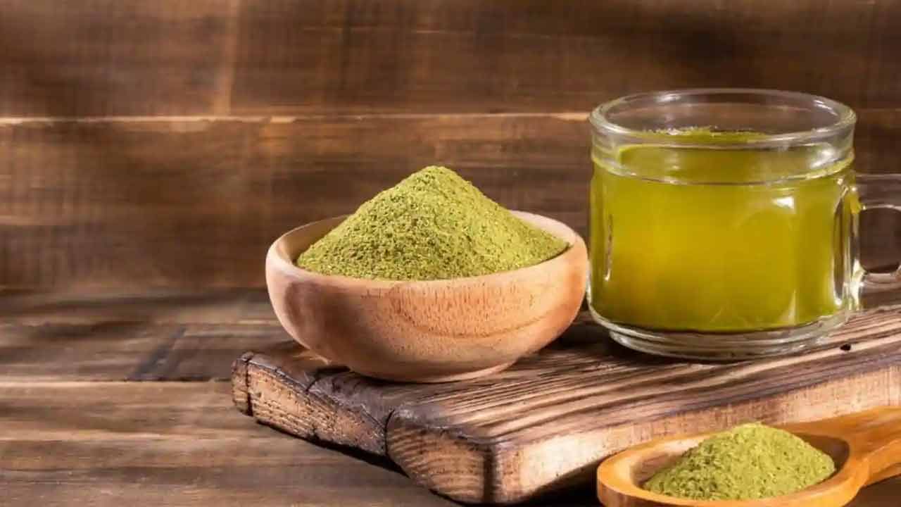 మునగ ఆకుల నీరు  మలబద్ధకం, ఉబ్బరం,  గ్యాస్ వంటి  జీర్ణ సమస్యలను తగ్గించడంలో సహాయపడుతుంది. ఖాళీ కడుపుతో మునగ ఆకుల నీటిని తాగడం వల్ల జీర్ణవ్యవస్థను చురుగ్గా ఉంచుతుంది. మలబద్ధకాన్ని తగ్గించడానికి, ప్రేగు కదలికలను మెరుగుపరచడంలో సహాయపడుతుంది.