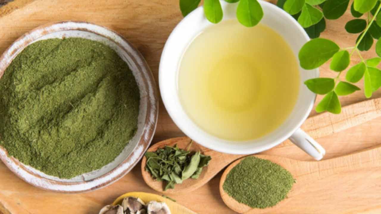 ఖాళీ కడుపుతో మునగ ఆకుల  నీటిని తాగడం వల్ల శరీరాన్ని శుద్ది చేసి హానికరమైన టాక్సిన్‌లను బయటకు పంపుతుంది. మునగ ఆకులలో డిటాక్సిఫైయింగ్ లక్షణాలు కలిగిన సమ్మేళనాలు ఉంటాయి. తద్వారా ఇది సాధ్యమవుతుంది. మునగ ఆకులలో ఐరన్ పుష్కలంగా ఉంటుంది. మన శరీరానికి కావాల్సిన ఐరన్‌ లభిస్తుంది. 