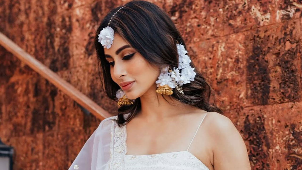  నాగినీ సీరియల్ లో ఈఅమ్మడు నటనకు ఆడియన్స్ ఫిదా అయ్యారనే చెప్పవచ్చు. దీని తర్వాత మౌనీరాయ్ ని వరసగా ఆఫర్స్ తలుపుతట్టాయి. దీంతో సిల్వర్ స్క్రీన్ పైకి ఎంట్రీ ఇచ్చిన ఈ అమ్మడు పలు సినిమాల్లో తన నటనతో మెప్పించింది.