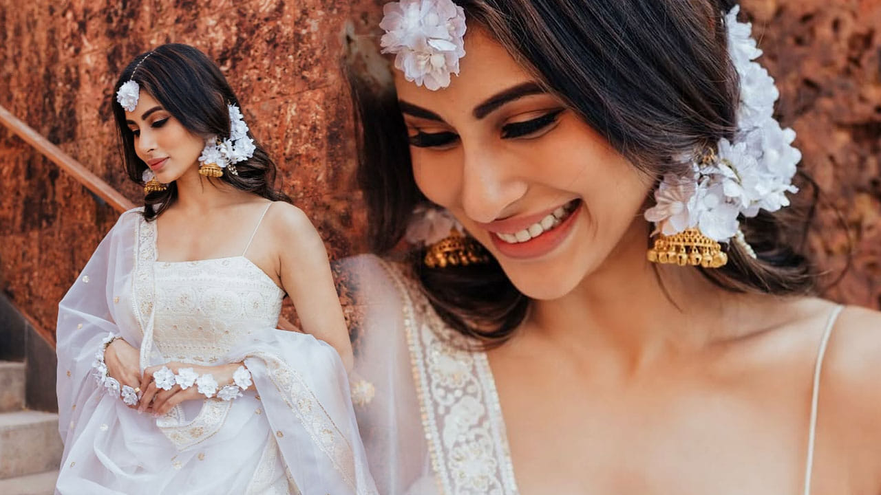 తాజాగా ఈ చిన్నది వైట్ డ్రెస్ లో చూడటానికి అచ్చం అప్సరలా ఉన్న ఫొటోస్ షేర్ చేసింది. వైట్ డ్రెస్ లో పెద్ద ఝముక్కీలు పెట్టుకొని, పూలతో అందంగా అకరించుకొని చూడ ముచ్చటగా కనిపిస్తుంది ఈ అమ్మడు.