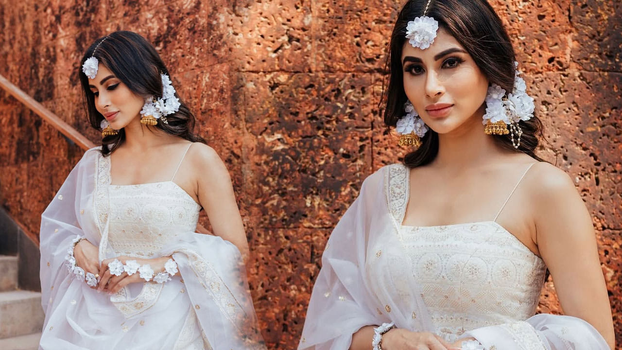 ప్రస్తుతం దీనికి సంబంధించిన ఫొటోలు సోషల్ మీడియాలో తెగ వైరల్ అవుతున్నాయి. కాగా, మీరు కూడా మౌనీ రాయ్ బ్యూటిఫుల్  పిక్స్ పై ఓలుక్ వేయండి మరి.