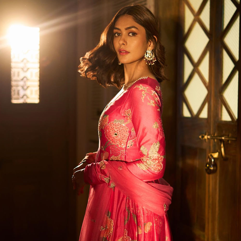 ఎక్కడి నుంచి ఏ కథ వచ్చినా, అందులో తన కేరక్టర్‌ని గో త్రూ చేస్తానన్నారు మృణాల్‌. మంచి కథ ఉంటే ఏ ఇండస్ట్రీలోనైనా పనిచేయడానికి రెడీ అని తెలిపారు. 