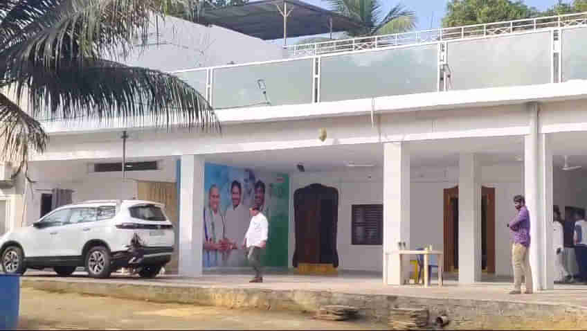 కిర్లంపూడిలో ముద్రగడ నివాసంపై దాడి.. ట్రాక్టర్తో ముద్రగడ నివాసం గేటు ఢీకొట్టిన వ్యక్తి