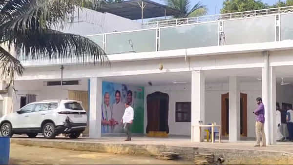 కిర్లంపూడిలో ముద్రగడ నివాసంపై దాడి.. ట్రాక్టర్తో ముద్రగడ నివాసం గేటు ఢీకొట్టిన వ్యక్తి
