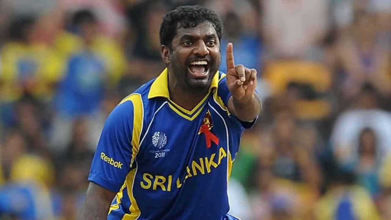 మూడో స్థానంలో కూడా మరో శ్రీలంకన్‌ ఆటగాడే ఉన్నాడు. అతను మరెవరో కాదు దిగ్గజ బౌలర్‌ ముత్తయ్య మురళీదరణ్‌. ఈ లెజెండ్‌ 1998 నుంచి 2009 మధ్య జరిగిన ఛాంపియన్స్‌ ట్రోఫీల్లో 17 మ్యాచ్‌లు ఆడి 20.16 యావరేజ్‌తో 24 వికెట్లు సాధించాడు. రెండు స్లారు నాలుగు వికెట్ల హాల్‌ సాధించాడు. ఎకానమీ 3.60గా ఉంది. 