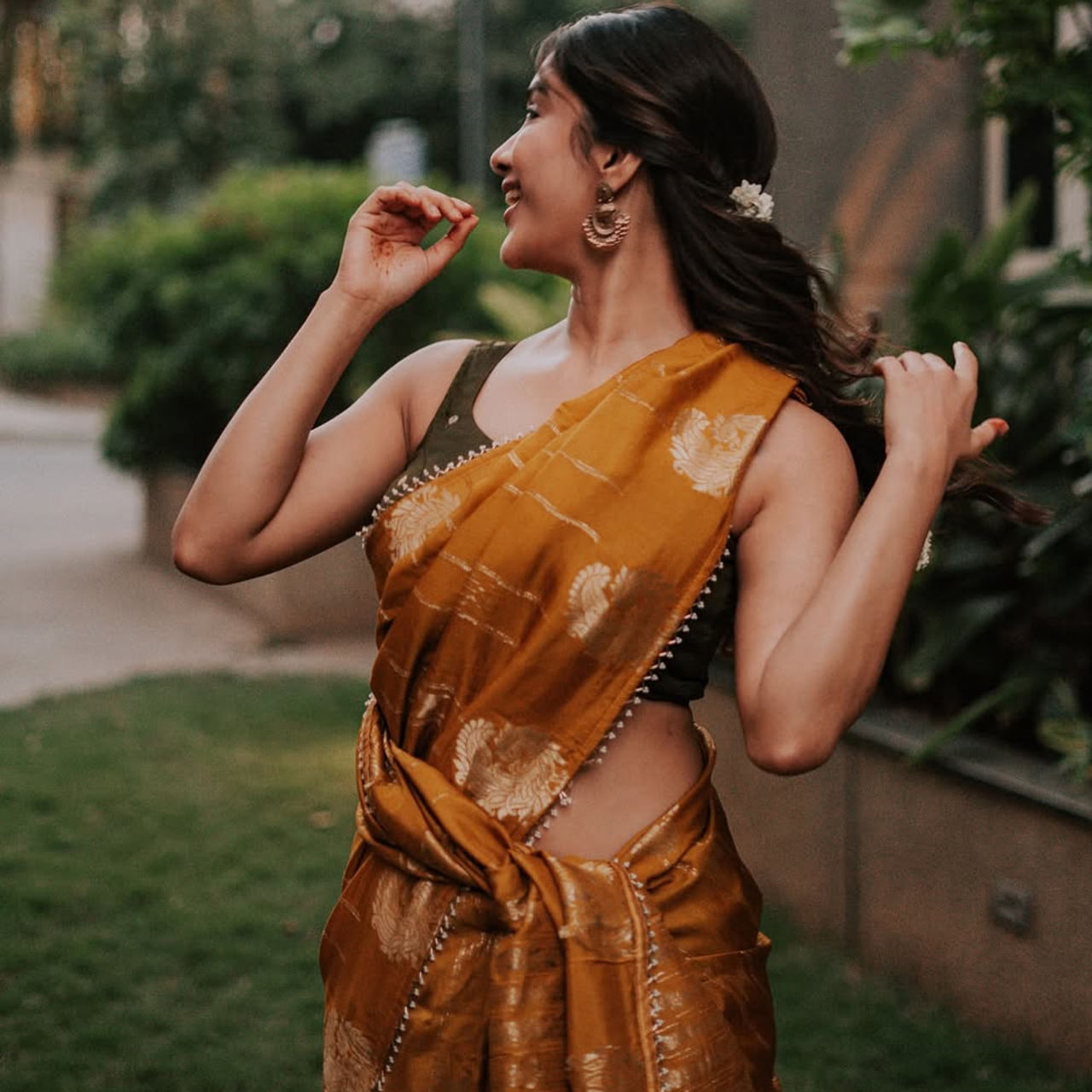 సోషల్ మీడియాలో ఈ అమ్మడు చాలా యాక్టివ్. ఓవైపు వరుస సినిమాలతో అలరిస్తున్న ఈ బ్యూటీ.. ఇటు నెట్టంట కూడా సందడి చేస్తుంది. తాజాగా చీరకట్టులో ఈ అమ్మడు షేర్ చేసిన ఫోటోస్ ఆకట్టుకుంటున్నాయి. ఇంతకీ ఆ వయ్యారిని గుర్తుపట్టారా.. ? 