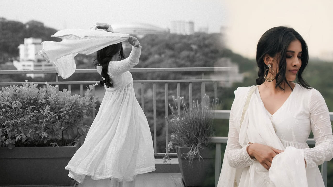 నభా నటేష్ పూరీజగన్నాథ్ దర్శకత్వంలో రామ్ పోతినేని హీరోగా వచ్చిన ఇస్మార్ట్ శంకర్ సినిమాలో నటించింది. ఈ మూవీతో ఈ అమ్మడు గ్రాఫ్ ఒక్కసారిగా పెరిగిపోయింది. దీని తర్వాత డిస్కోరాజా , సోలబతుకే సో బెటర్, అల్లుడు అదుర్స్, మా స్ట్రో, డార్లింగ్ వంటి పలు సినిమాల్లో నటించింది.