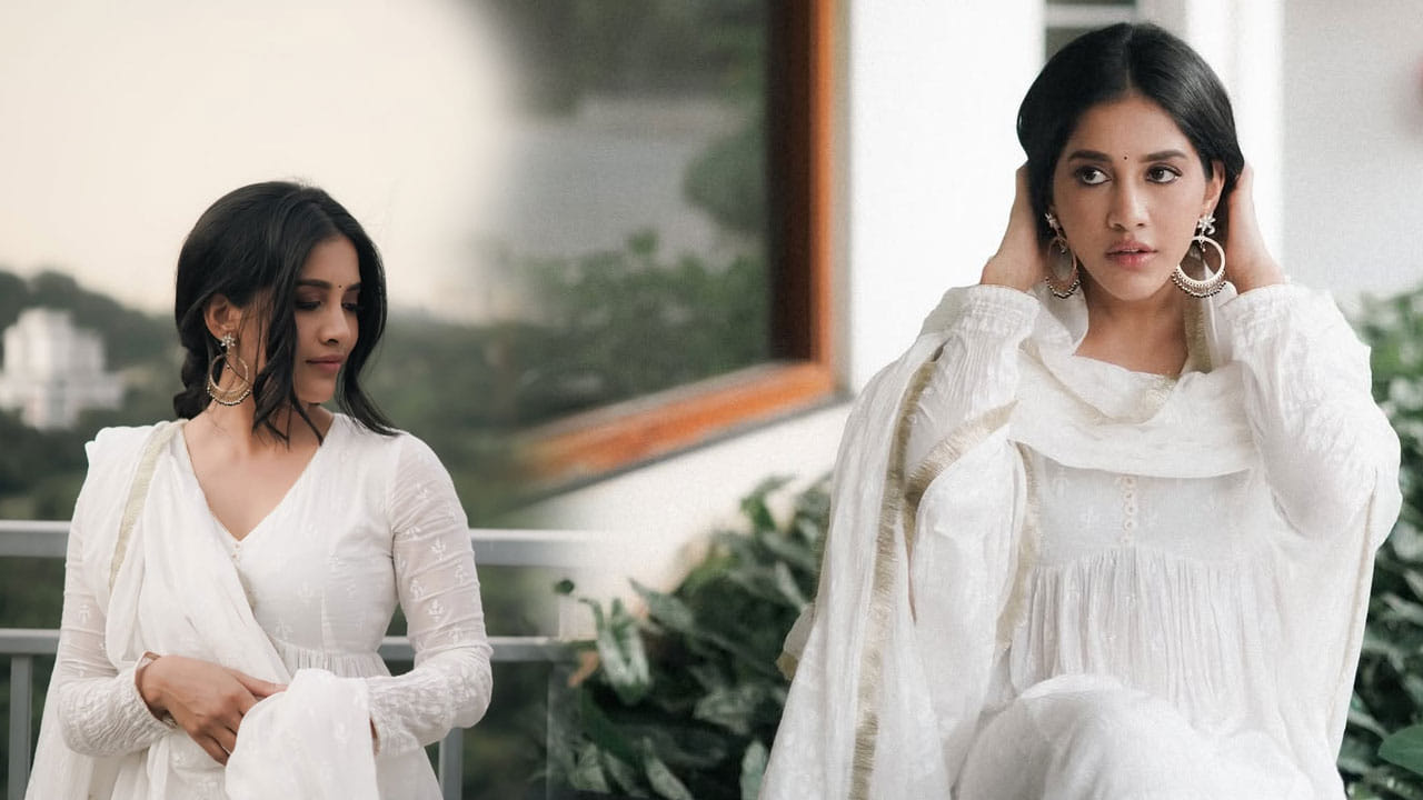 ఇక సినిమాల పరంగా చాలా స్లోగా ఉన్నా ఈ బ్యూటీ, సోషల్ మీడియాలో మాత్రం ఎప్పుడూ యాక్టివ్గా ఉంటుంది. వరస ఫొటో షూట్స్తో తన అభిమానులను సర్ప్రైజ్ చేస్తుంటుంది ఈ బ్యూటీ.