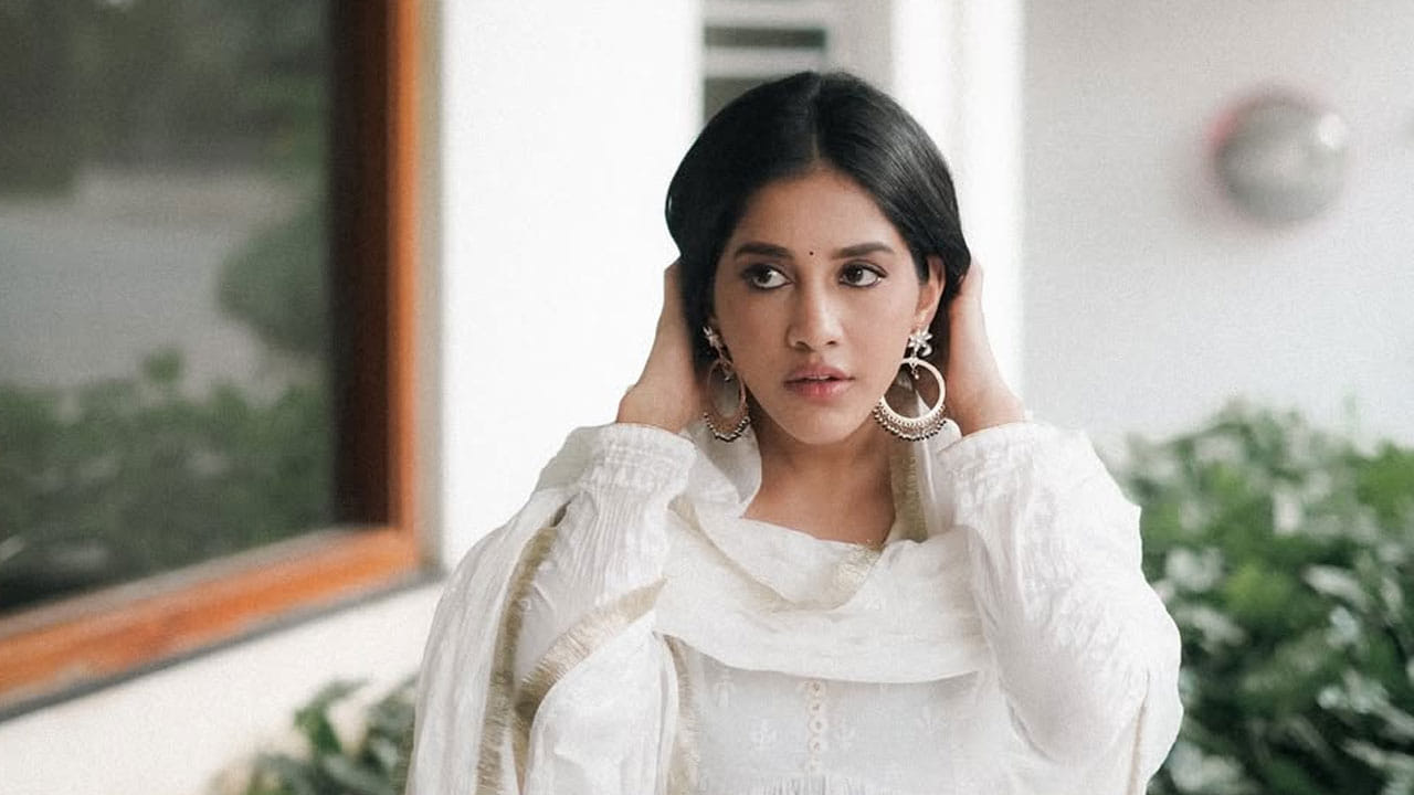 వైట్ డ్రెస్లో ఫొటోలకు ఫోజిలిచ్చింది. ప్రస్తుతం దీనికి సంబంధించిన ఫొటోలు సోషల్ మీడియాలో తెగ వైరల్ అవుతున్నాయి. కాగా, వాటిపై మీరు కూడా ఓ లుక్ వేయండి మరి.