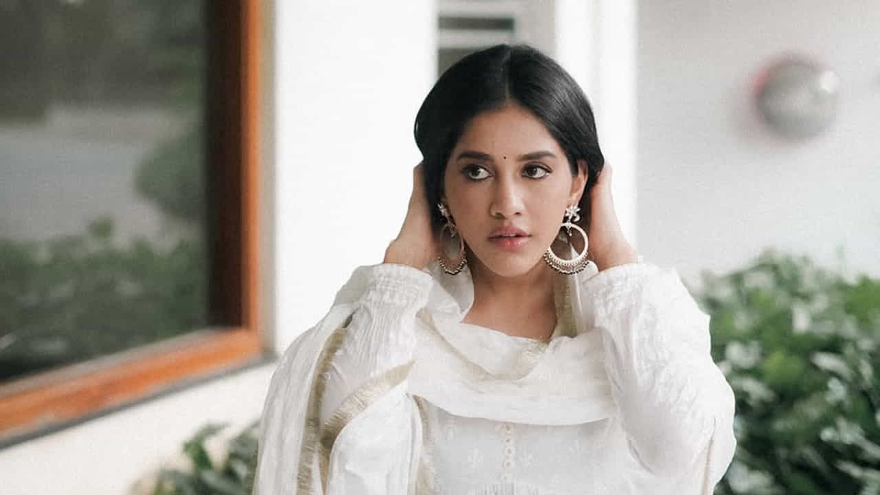 వైట్ డ్రెస్లో ఫొటోలకు ఫోజిలిచ్చింది. ప్రస్తుతం దీనికి సంబంధించిన ఫొటోలు సోషల్ మీడియాలో తెగ వైరల్ అవుతున్నాయి. కాగా, వాటిపై మీరు కూడా ఓ లుక్ వేయండి మరి.