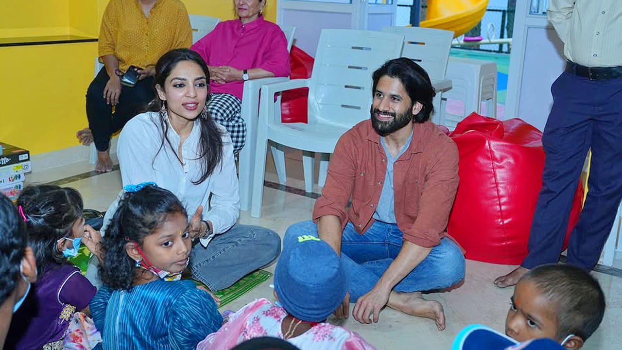  ఈ క్రమంలోనే నాగ చైతన్య- శోభిత దంపతులు ఈ కేర్ సెంటర్ ను సందర్శించారు. అక్కడి పిల్లలతో కలిసి సరదాగా గడిపారు.
