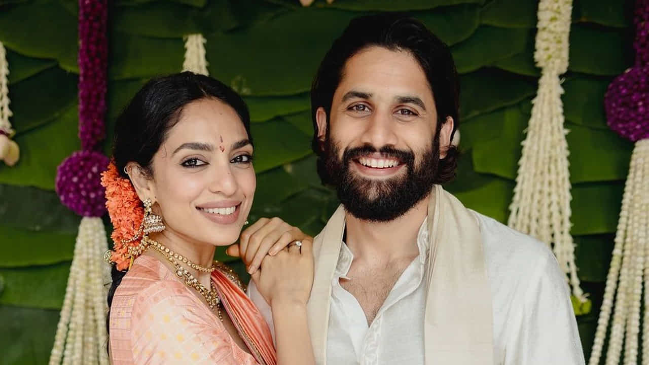 శోభిత తెలుగు చక్కగా మాట్లాడుతుందన్నారు హీరో నాగచైతన్య. భాషాపరంగా తనకు సాయం చేస్తుందన్నారు. తాను ఏదైనా కార్యక్రమంలో మాట్లాడాల్సి వస్తే, ఆమె సాయం తీసుకుంటానని చెప్పారు. ఇద్దరి సంస్కృతి, సంప్రదాయాలు, ఆచారాలు ఒకే రకంగా ఉంటాయని, ఇద్దరం గౌరవిస్తామని చెప్పారు నాగచైతన్య. ఆయన నటించిన తండేల్ తాజాగా విడుదల అయింది.