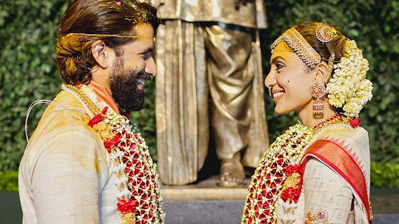 నాగచైతన్య సమంతకు విడాకులు ఇచ్చిన తర్వాత, శోభితతో ప్రేమలో ఉన్నారంటూ అనేక రూమర్స్ వచ్చాయి. ఎట్టకేలకు వాటినే నిజం చేస్తూ.. 2024 డిసెంబర్‌లో చైతూ శోభితన రెండో వివాహం చేసుకున్నారు.