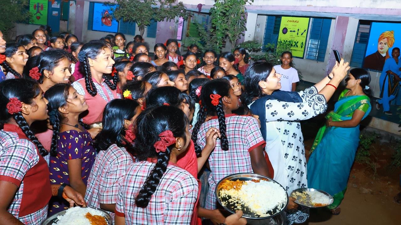 Telangana: పదో తరగతి విద్యార్థినిలకు కలెక్టర్ బంపర్ ఆఫర్.. మీరు నిజంగా సూపర్ మేడమ్!