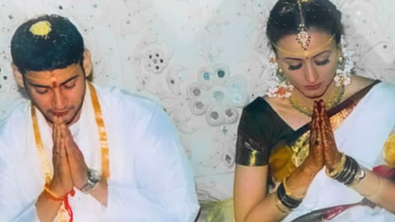 ఇక ఈ హీరో వైవాహిక జీవితం 20 ఏళ్లు పూర్తి చేసుకున్న సందర్భంగా.. ఈ క్యూట్ కపుల్ పెళ్లి ఫొటోలపై మనం ఓ లుక్ వేద్దాం.. వారి వివాహ ఫొటోలను చూసేద్దాం.