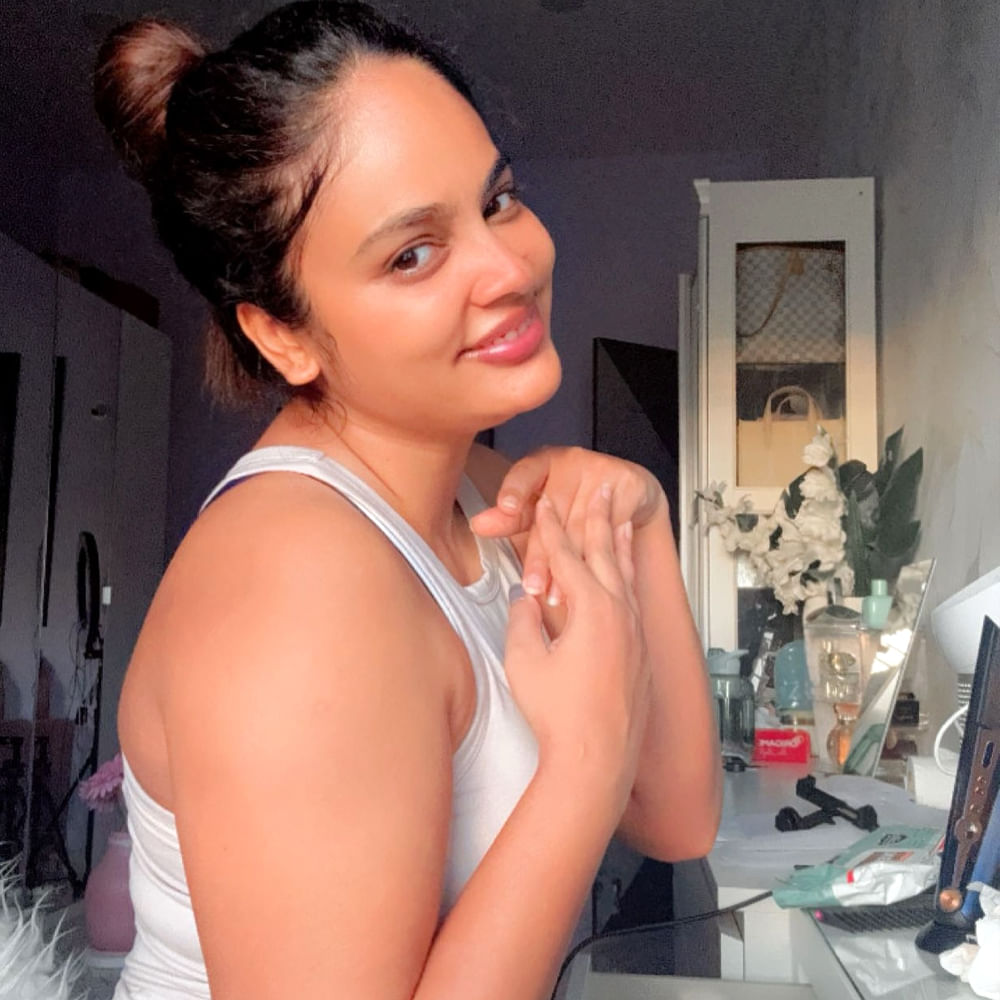 ఎక్కడికి పోతావు చిన్నవాడా సినిమాతో టాలీవుడ్ కు పరిచయం అయ్యింది ఈ బ్యూటీ.  2016లో వచ్చిన ఎక్కడికి పోతావు చిన్నవాడా సినిమా మంచి విజయాన్ని అందుకుంది. దాంతో నందిత శ్వేత పేరు మారుమ్రోగింది. ఈ సినిమాలో సెకండ్ హీరోయిన్ గా నటించి మెప్పించింది.