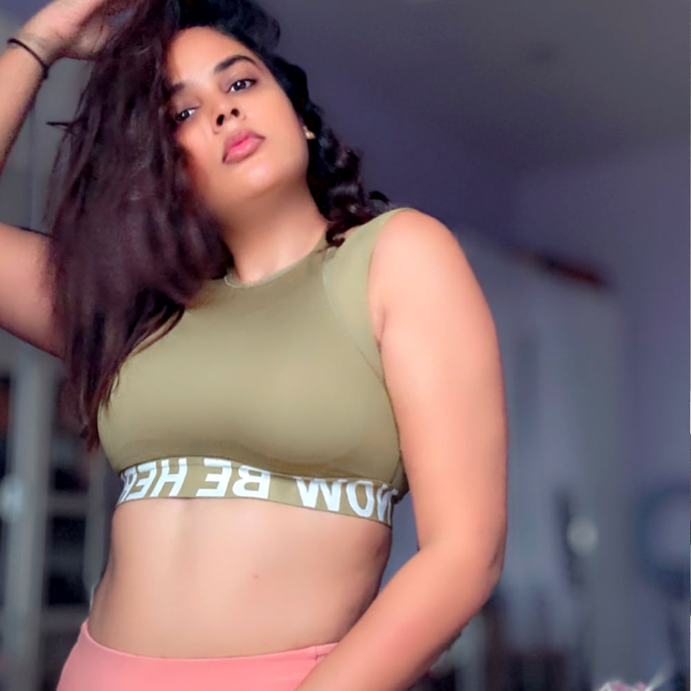 ఆ తర్వాత ఈ అమ్మడికి వరుస ఆఫర్స్ క్యూ కట్టాయి. టాలీవుడ్ లో బ్యాక్ బ్యాక్ సినిమాలు చేస్తుంది. ఆతర్వాత శ్రీనివాస కళ్యాణం, బ్లఫ్ మాస్టర్, ప్రేమకథ చిత్రం 2 సినిమాల్లో నటించింది. కానీ మంచి హిట్ మాత్రం అందుకోలేకపోయింది.