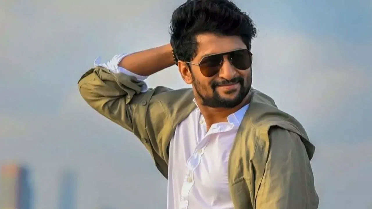 కానీ ఆయనకు డేట్స్ కుదరకపోవడంతో సినిమా నుంచి నాని తప్పుకోవాల్సి వచ్చిందంట. అతే కాకుండా అప్పుడు సునీల్‌కు మంచి క్రేజ్ ఉండటంతో, ఆయనను సంప్రదించడంతో ఆయన వెంటనే ఒకే చెప్పేశారంట.