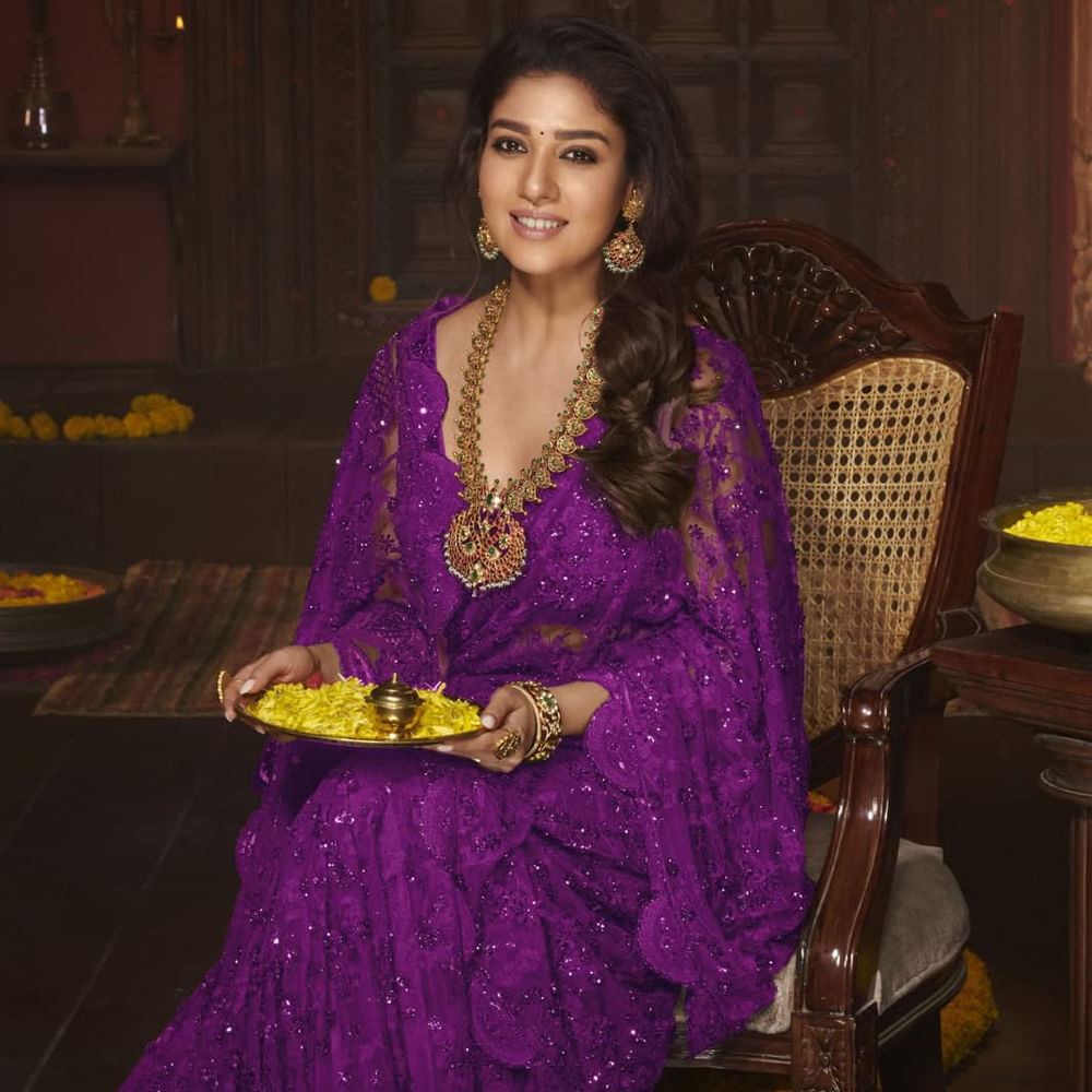 అందుకే... ఇదంతా ఎందుకు నయన్‌.. పక్కా తెలుగు సినిమాకు సంతకం చేసేయండని రిక్వెస్ట్ చేస్తున్నారు అభిమానులు. ఫ్యాన్‌ బేస్‌ ఎక్కువగా ఉన్న ఇండస్ట్రీలను హీరోయిన్లు నెగ్లెక్ట్ చేయడం మంచిది కాదనే సలహాలూ గట్టిగానే వినిపిస్తున్నాయి. రకుల్‌, రాశీ లాంటి వారికీ ఇది వర్తిస్తుందండోయ్‌.