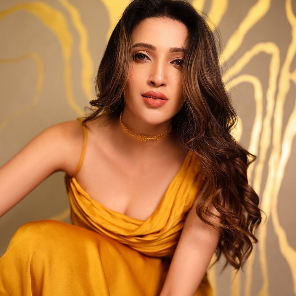 కానీ సోషల్ మీడియాలో మాత్రం చాలా యాక్టివ్ గా ఉంటుంది. నిత్యం ఏదోక పోస్ట్ చేస్తూ నెట్టింట సందడి చేస్తుంటుంది. అలాగే ఏదోక క్రేజీ పిక్ షేర్ చేస్తూ ఫాలోవర్లను ఆకట్టుకుంటుంది. ఈ క్రమంలోనే తాజాగా ఆమె షేర్ చేసిన పోస్టులు ఆకట్టుకుంటున్నాయి. 