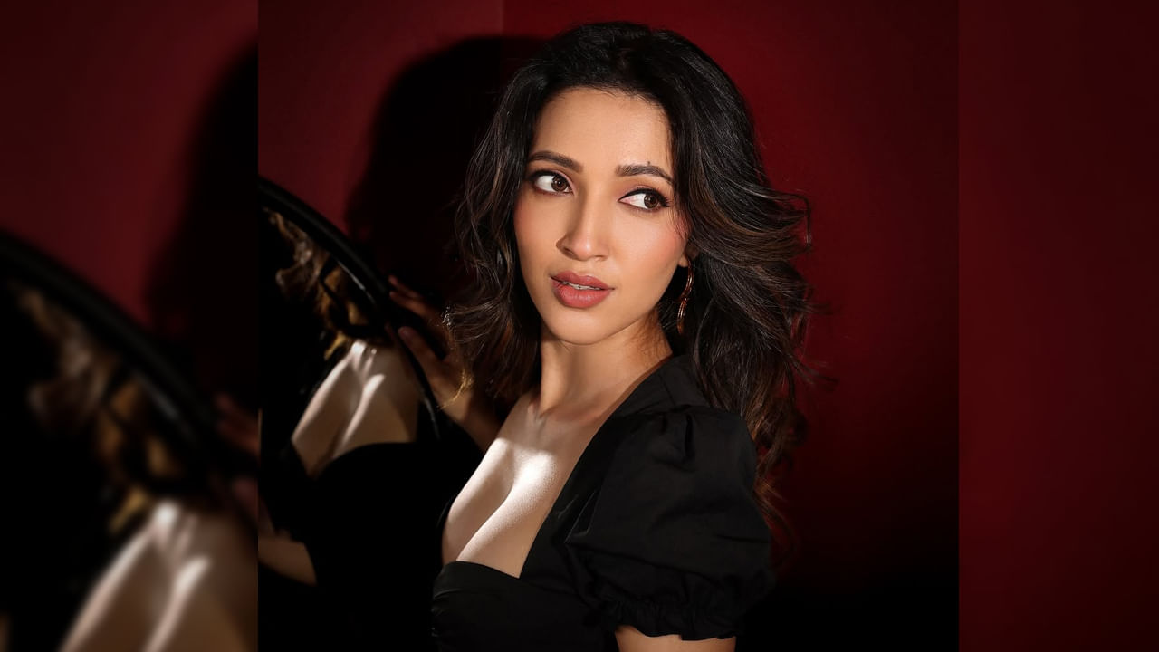  ప్రస్తుతం దీనికి సంబంధించిన ఫొటోస్ నెట్టింట తెగ వైరల్ అవుతున్నాయి. కాగా, మీరు కూడా మరి ఈ ఫొటోస్ పై ఓలుక్ వేయండి మరి.