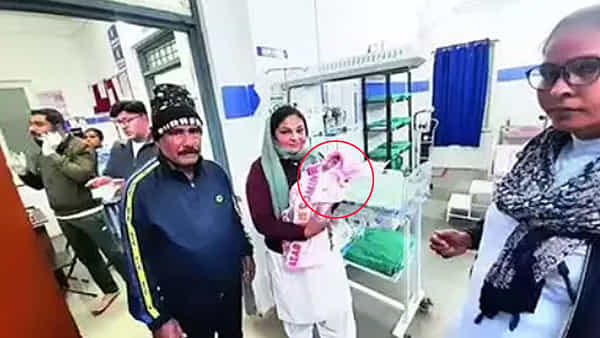New born: అప్పుడే పుట్టిన ఆడబిడ్డ గొంతు కోసి.. చెత్తకుప్పలో విసిరేశారు! కానీ విధి ప్రాణం పోసింది