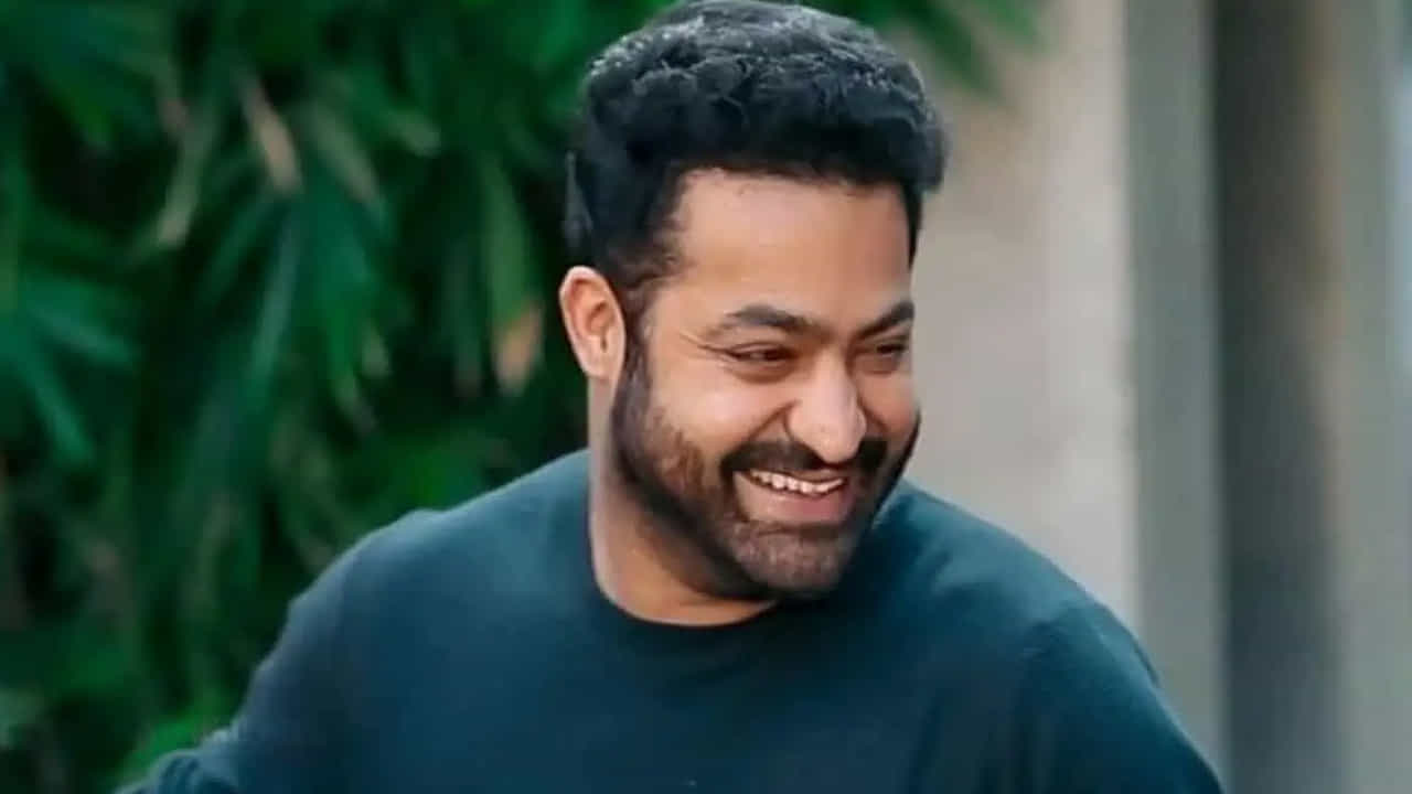 ఎన్టీఆర్ సైతం వార్ 2తో ఆగస్ట్ 14న రానున్నారు. ఆ తర్వాత ప్రశాంత్ నీల్ సినిమా సిద్ధంగా ఉంది. ఇక దేవర 2 కూడా లైన్‌లోనే ఉంది. వీటిని రెండేళ్లలో పూర్తి చేయాలని టార్గెట్‌గా పెట్టుకున్నారు తారక్. అల్లు అర్జున్ మాత్రం త్రివిక్రమ్ సినిమా కోసం కనీసం రెండేళ్లు కావాలంటున్నారు. సీనియర్స్‌లో చిరు, బాలయ్య మాత్రం ఏడాదికి రెండు సినిమాలనే లక్ష్యంతోనే పని చేస్తున్నారు.