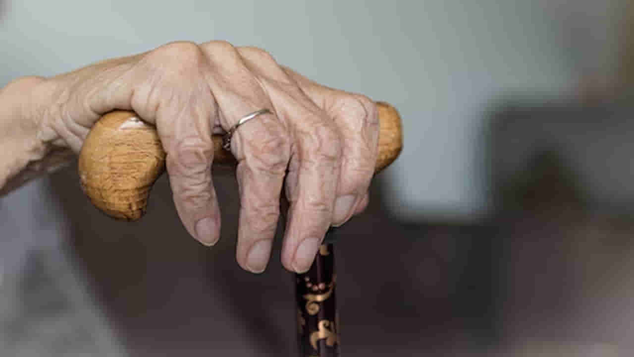 Telangana: తలకు దెబ్బతో చనిపోయి పడి ఉన్న 70 ఏళ్ల యాచకురాలు.. సీసీ కెమెరాలో షాకింగ్ నిజం..