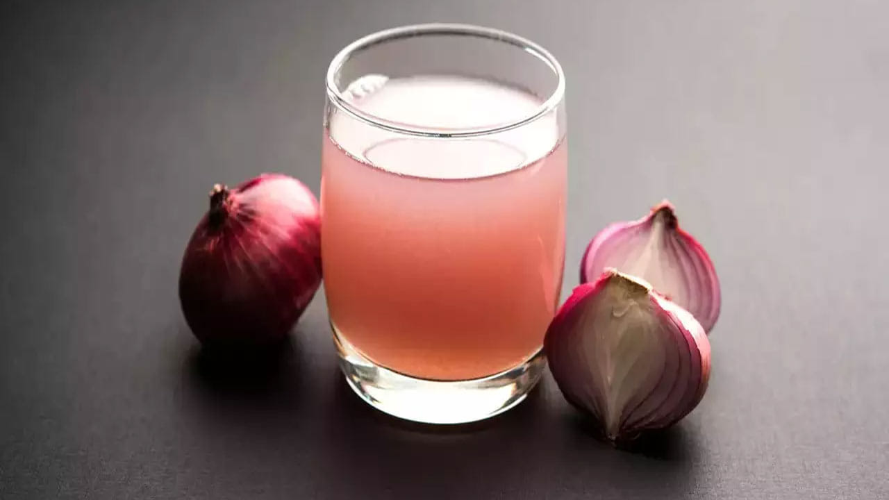 చిన్న వయస్సులో నల్లని జుట్టు తెల్లబడితే జుట్టుకు ఉల్లి రసాన్ని అప్లై చేయడం మంచిది. ఇందులోని యాంటీఆక్సిడెంట్లు జుట్టును నల్లగా మార్చడానికి సహాయపడతాయి. ఇంట్లోనే ఉల్లి నూనెను ఎలా తయారు చేయాలో ఇక్కడ తెలుసుకుందాం..