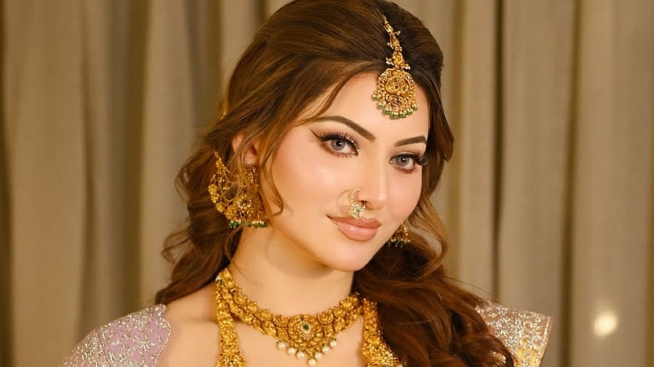 అంతేకాకుండా, ఇలా క్రికేట్ ప్రేమికుల ముందు పుట్టిన రోజు జరుపుకున్న మొట్టమొదటి నటిగా ఊర్వశి రికార్డ్స్ క్రియేట్ చేసిందనే చెప్పాలి. ప్రస్తుతం దీనికి సంబంధించిన ఫొటోలు నెట్టింట తెగ వైరల్ అవుతున్నాయి.