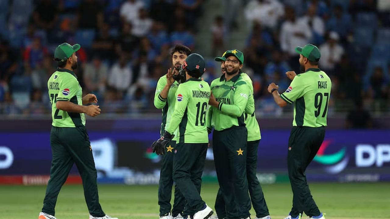 టోర్నీ తొలి మ్యాచ్‌లో న్యూజిలాండ్ చేతిలో 60 పరుగుల తేడాతో ఓడిన పాకిస్తాన్, ఆ తర్వాత టీమ్ ఇండియాతో జరిగిన మ్యాచ్‌లో 45 బంతులు మిగిలి ఉండగానే 6 వికెట్ల తేడాతో ఓడిపోయింది. ఆ విధంగా, పాకిస్తాన్ -1.09 నికర రన్ రేట్‌తో గ్రూప్ Aలో చివరి స్థానంలో నిలిచింది. దీని ఫలితంగా పాకిస్తాన్ జట్టుకు ఐసీసీ నుంచి లభించే ప్రైజ్ మనీ పరంగా కూడా భారీ నష్టం వాటిల్లింది.