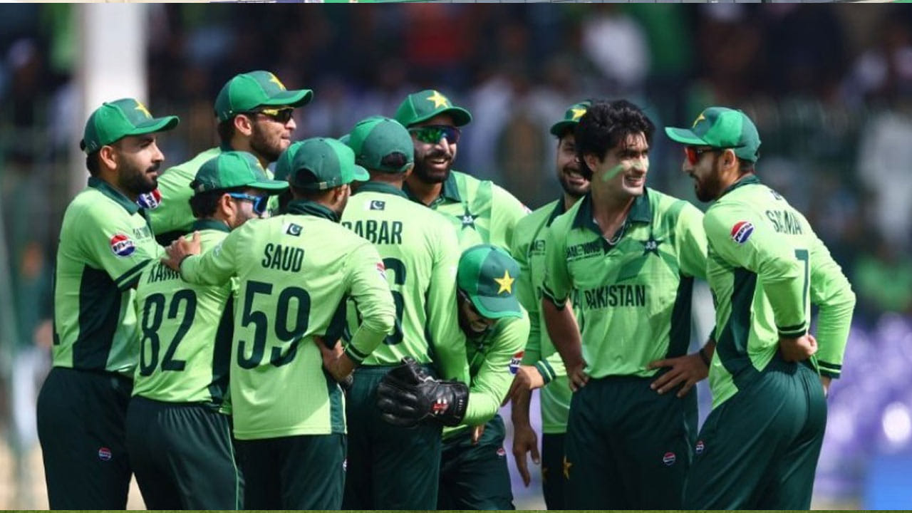 టోర్నమెంట్ గెలవగల జట్లలో ఒకటిగా పోటీలోకి ప్రవేశించిన పాకిస్తాన్, దాని స్వదేశీ మైదానాన్ని సద్వినియోగం చేసుకోలేకపోయింది. పాకిస్తాన్ ఆడిన మూడు మ్యాచ్‌ల్లో ఒక్కటి కూడా గెలవలేకపోయింది. తొలి మ్యాచ్‌లో న్యూజిలాండ్ చేతిలో ఓడిన పాకిస్తాన్, రెండో మ్యాచ్‌లో టీమిండియా చేతిలో దారుణమైన ఓటమిని చవిచూసింది. ఇప్పుడు బంగ్లాదేశ్‌తో జరగాల్సిన మూడో మ్యాచ్ వర్షం కారణంగా రద్దు అయింది.