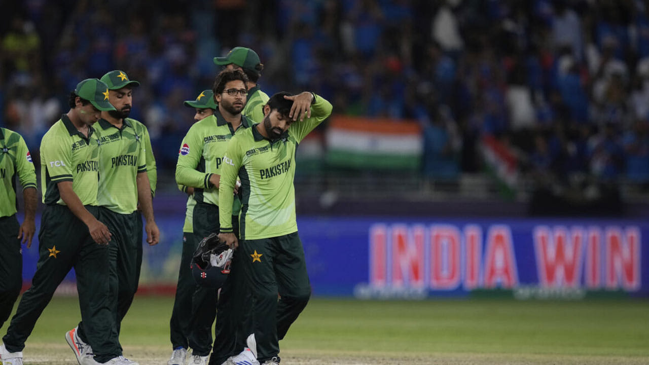 పాకిస్తాన్ మొదట న్యూజిలాండ్ చేతిలో ఘోరంగా ఓడిపోయింది. ఈ ఓటమి పాకిస్తాన్‌కు పెద్ద దెబ్బ. ఆ తరువాత, పాకిస్తాన్ కూడా భారత జట్టు నుంచి ఓటమిని ఎదుర్కోవలసి వచ్చింది. పాకిస్తాన్‌కు ఇది డూ ఆర్ డై మ్యాచ్ అయినప్పటికీ ఈ మ్యాచ్‌లో ఓడిపోయింది. ఆ తర్వాత, పాకిస్తాన్ కనీసం బంగ్లాదేశ్‌పై అయినా గెలుస్తుందని ఆశించింది. కానీ, ఇక్కడ కూడా పాక్ జట్టు ఆశలు అడియాసలయ్యాయి.