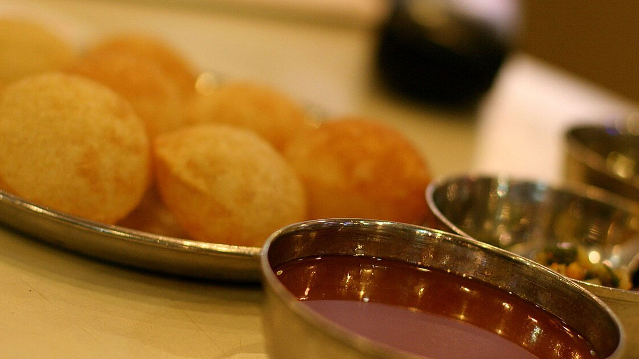 అయితే ఇలా లొట్టలేసుకొని తినే పానీ పూరితో అనేక అనారోగ్య సమస్యలు దరి చేరే అవకాశం ఉంది అంటున్నారు ఆరోగ్య నిపుణులు. ఎందుకంటే చాలా వరకు గల్లీల్లో ఉండే పానీ పూరీ బండ్ల వద్ద శుభ్రత అనేదే ఉండదు. ఒక వైపు చెత్తచెదారం. మరో వైపు వాహనాల నుంచి వచ్చు దుమ్ము ధూళఇ, ఇదంతా పక్కన పెడితే పానీ పూరీ వేసే వ్యక్తి చేతులు శుభ్రం చేసుకోకుండా అందరికీ ఒకే చేతితో పెట్టడం.