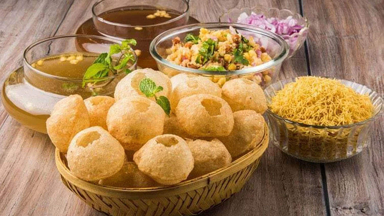 ఇంక కొంతమంది అయితే పానీపూరీలను నీటిలో ముంచేటప్పుడు చేతి వేళ్ల గోర్లు కూడా తీసుకోరు. దీంతో అనేక వ్యాధులు ప్రభలే అవకాశం ఉంది. అదే విధంగా, పానీపూరీలో వేసే పచ్చిమిర్చి అల్సర్ను పెంచుతుంది. అలాగే మైదాపిండి, రుచి కోసం ఎక్కువ ఉప్పు వేయడం వంటివి చేస్తారు. ఇవి మన రోగ నిరోధక వ్యవస్థను దెబ్బతీస్తాయి.